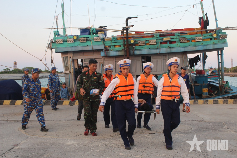 Bệnh xá đảo Song Tử Tây cấp cứu ngư dân bị tai nạn lao động